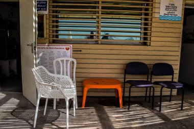 Tel Aviv, İsrail - 6 Mart 2022 Tel Aviv 'in ana plajındaki güvenlik ve spor tesisleri, İsrail' in dört bir yanından gelen beyaz kumsal plajları ve aynı zamanda dünyanın dört bir yanından gelen ziyaretçileri ağırlıyor.