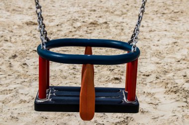 Tel Aviv, İsrail - 6 Mart 2022 Tel Aviv 'in ana plajındaki güvenlik ve spor tesisleri, İsrail' in dört bir yanından gelen beyaz kumsal plajları ve aynı zamanda dünyanın dört bir yanından gelen ziyaretçileri ağırlıyor.