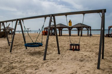 Tel Aviv, İsrail - 6 Mart 2022 Tel Aviv 'in ana plajındaki güvenlik ve spor tesisleri, İsrail' in dört bir yanından gelen beyaz kumsal plajları ve aynı zamanda dünyanın dört bir yanından gelen ziyaretçileri ağırlıyor.
