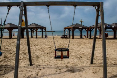 Tel Aviv, İsrail - 6 Mart 2022 Tel Aviv 'in ana plajındaki güvenlik ve spor tesisleri, İsrail' in dört bir yanından gelen beyaz kumsal plajları ve aynı zamanda dünyanın dört bir yanından gelen ziyaretçileri ağırlıyor.