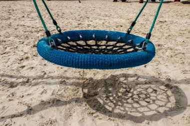 Tel Aviv, İsrail - 6 Mart 2022 Tel Aviv 'in ana plajındaki güvenlik ve spor tesisleri, İsrail' in dört bir yanından gelen beyaz kumsal plajları ve aynı zamanda dünyanın dört bir yanından gelen ziyaretçileri ağırlıyor.