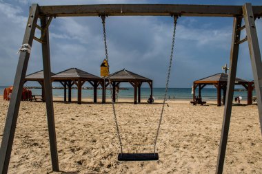 Tel Aviv, İsrail - 6 Mart 2022 Tel Aviv 'in ana plajındaki güvenlik ve spor tesisleri, İsrail' in dört bir yanından gelen beyaz kumsal plajları ve aynı zamanda dünyanın dört bir yanından gelen ziyaretçileri ağırlıyor.