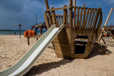 Tel Aviv, İsrail - 6 Mart 2022 Tel Aviv 'in ana plajındaki güvenlik ve spor tesisleri, İsrail' in dört bir yanından gelen beyaz kumsal plajları ve aynı zamanda dünyanın dört bir yanından gelen ziyaretçileri ağırlıyor.