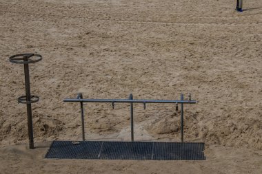 Tel Aviv, İsrail - 6 Mart 2022 Tel Aviv 'in ana plajındaki güvenlik ve spor tesisleri, İsrail' in dört bir yanından gelen beyaz kumsal plajları ve aynı zamanda dünyanın dört bir yanından gelen ziyaretçileri ağırlıyor.