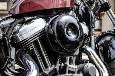 Tel Aviv, İsrail - 07 Mart 2022 Harley Davidson motosikleti İsrail 'in en büyük ikinci şehri olan Tel Aviv' in şehir merkezinin sokaklarına park etti.