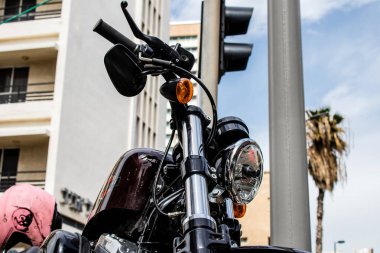 Tel Aviv, İsrail - 07 Mart 2022 Harley Davidson motosikleti İsrail 'in en büyük ikinci şehri olan Tel Aviv' in şehir merkezinin sokaklarına park etti.