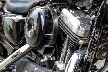 Tel Aviv, İsrail - 07 Mart 2022 Harley Davidson motosikleti İsrail 'in en büyük ikinci şehri olan Tel Aviv' in şehir merkezinin sokaklarına park etti.