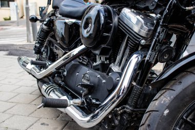 Tel Aviv, İsrail - 07 Mart 2022 Harley Davidson motosikleti İsrail 'in en büyük ikinci şehri olan Tel Aviv' in şehir merkezinin sokaklarına park etti.