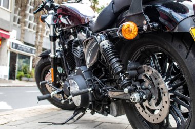 Tel Aviv, İsrail - 07 Mart 2022 Harley Davidson motosikleti İsrail 'in en büyük ikinci şehri olan Tel Aviv' in şehir merkezinin sokaklarına park etti.