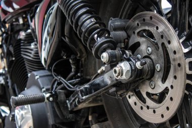 Tel Aviv, İsrail - 07 Mart 2022 Harley Davidson motosikleti İsrail 'in en büyük ikinci şehri olan Tel Aviv' in şehir merkezinin sokaklarına park etti.