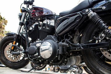 Tel Aviv, İsrail - 07 Mart 2022 Harley Davidson motosikleti İsrail 'in en büyük ikinci şehri olan Tel Aviv' in şehir merkezinin sokaklarına park etti.