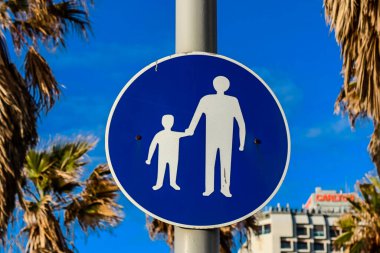 Tel Aviv, İsrail - Tel Aviv şehir merkezindeki yol kullanıcılarına bilgi sağlamak için yolun kenarına veya yukarısına dikilmiş, 07 Mart 2022 sokak tabelası veya yol tabelası