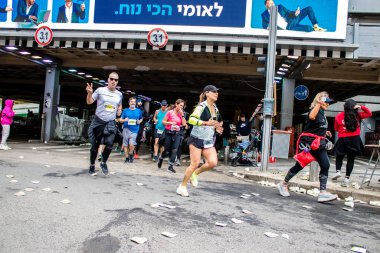 Tel Aviv, İsrail - 25 Şubat 2022 'de İsrail' deki koronavirüs salgınının ardından 25 Şubat 'ta gerçekleştirilen Maraton' da koşucular