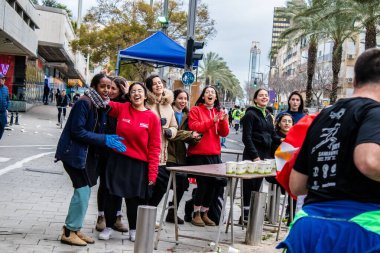 Tel Aviv, İsrail - 25 Şubat 2022 'de İsrail' deki koronavirüs salgınının ardından 25 Şubat 'ta gerçekleştirilen Maraton' da koşucular