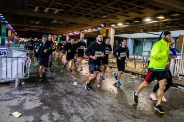 Tel Aviv, İsrail - 25 Şubat 2022 'de İsrail' deki koronavirüs salgınının ardından 25 Şubat 'ta gerçekleştirilen Maraton' da koşucular