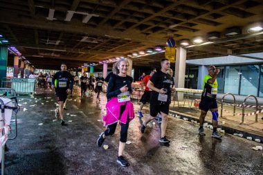 Tel Aviv, İsrail - 25 Şubat 2022 'de İsrail' deki koronavirüs salgınının ardından 25 Şubat 'ta gerçekleştirilen Maraton' da koşucular
