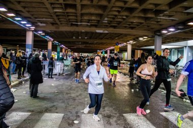 Tel Aviv, İsrail - 25 Şubat 2022 'de İsrail' deki koronavirüs salgınının ardından 25 Şubat 'ta gerçekleştirilen Maraton' da koşucular