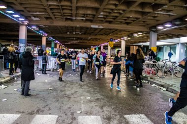 Tel Aviv, İsrail - 25 Şubat 2022 'de İsrail' deki koronavirüs salgınının ardından 25 Şubat 'ta gerçekleştirilen Maraton' da koşucular