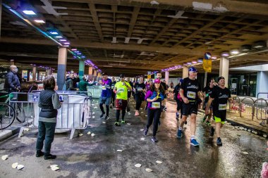 Tel Aviv, İsrail - 25 Şubat 2022 'de İsrail' deki koronavirüs salgınının ardından 25 Şubat 'ta gerçekleştirilen Maraton' da koşucular