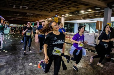 Tel Aviv, İsrail - 25 Şubat 2022 'de İsrail' deki koronavirüs salgınının ardından 25 Şubat 'ta gerçekleştirilen Maraton' da koşucular