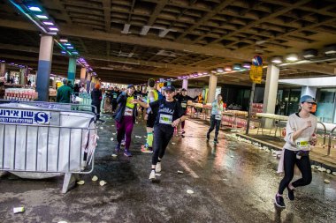 Tel Aviv, İsrail - 25 Şubat 2022 'de İsrail' deki koronavirüs salgınının ardından 25 Şubat 'ta gerçekleştirilen Maraton' da koşucular