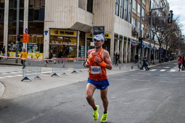 Tel Aviv, İsrail - 25 Şubat 2022 'de İsrail' deki koronavirüs salgınının ardından 25 Şubat 'ta gerçekleştirilen Maraton' da koşucular