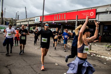 Tel Aviv, İsrail - 25 Şubat 2022 'de İsrail' deki koronavirüs salgınının ardından 25 Şubat 'ta gerçekleştirilen Maraton' da koşucular