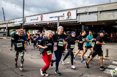 Tel Aviv, İsrail - 25 Şubat 2022 'de İsrail' deki koronavirüs salgınının ardından 25 Şubat 'ta gerçekleştirilen Maraton' da koşucular