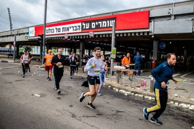 Tel Aviv, İsrail - 25 Şubat 2022 'de İsrail' deki koronavirüs salgınının ardından 25 Şubat 'ta gerçekleştirilen Maraton' da koşucular