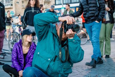 Tel Aviv, İsrail - Mart 06, 2022 Genç bağımsız şarkıcı Tel Aviv 'de denize bakan gezinti alanında bir müzik konseri veriyor, sanatçılar bu şekilde tanınıyor ve plaklarını aynı anda satıyorlar.