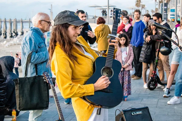 イスラエルのテルアビブ 2022年3月6日イスラエルのテルアビブで海に面した遊歩道で音楽コンサートを行う若い独立した歌手 アーティストはこのように知られており 同時に彼らのレコードを販売しています — ストック写真
