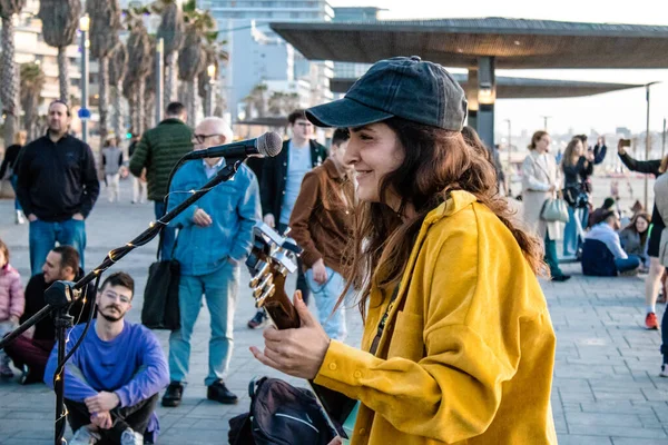 イスラエルのテルアビブ 2022年3月6日イスラエルのテルアビブで海に面した遊歩道で音楽コンサートを行う若い独立した歌手 アーティストはこのように知られており 同時に彼らのレコードを販売しています — ストック写真