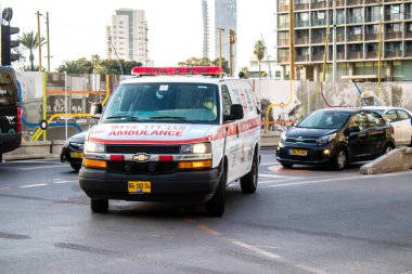 Tel Aviv, İsrail - 08 Mart 2022 Ambulans Coronavirus salgını sırasında Tel Aviv sokaklarından geçerek İsrail 'i vurdu