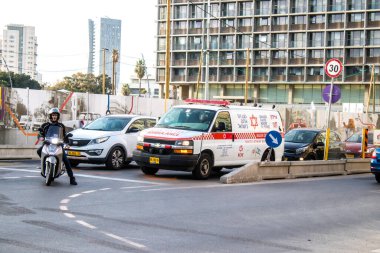 Tel Aviv, İsrail - 08 Mart 2022 Ambulans Coronavirus salgını sırasında Tel Aviv sokaklarından geçerek İsrail 'i vurdu