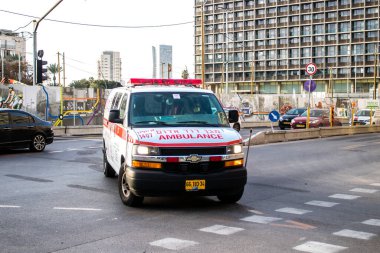 Tel Aviv, İsrail - 08 Mart 2022 Ambulans Coronavirus salgını sırasında Tel Aviv sokaklarından geçerek İsrail 'i vurdu
