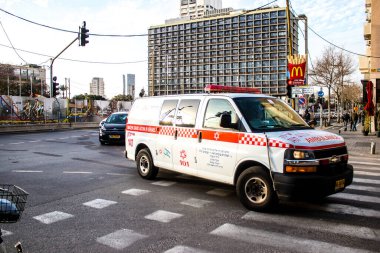 Tel Aviv, İsrail - 08 Mart 2022 Ambulans Coronavirus salgını sırasında Tel Aviv sokaklarından geçerek İsrail 'i vurdu