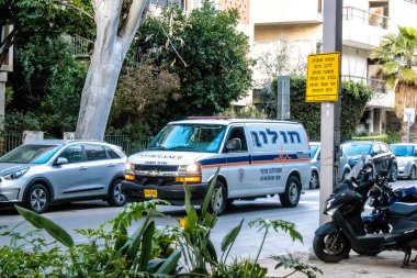 Tel Aviv, İsrail - 08 Mart 2022 Ambulans Coronavirus salgını sırasında Tel Aviv sokaklarından geçerek İsrail 'i vurdu