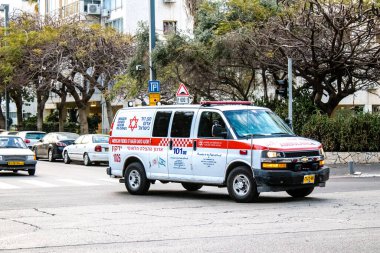 Tel Aviv, İsrail - 08 Mart 2022 Ambulans Coronavirus salgını sırasında Tel Aviv sokaklarından geçerek İsrail 'i vurdu