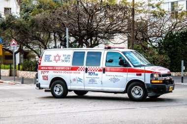 Tel Aviv, İsrail - 08 Mart 2022 Ambulans Coronavirus salgını sırasında Tel Aviv sokaklarından geçerek İsrail 'i vurdu