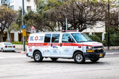 Tel Aviv, İsrail - 08 Mart 2022 Ambulans Coronavirus salgını sırasında Tel Aviv sokaklarından geçerek İsrail 'i vurdu