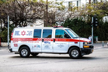 Tel Aviv, İsrail - 08 Mart 2022 Ambulans Coronavirus salgını sırasında Tel Aviv sokaklarından geçerek İsrail 'i vurdu