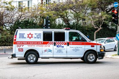Tel Aviv, İsrail - 08 Mart 2022 Ambulans Coronavirus salgını sırasında Tel Aviv sokaklarından geçerek İsrail 'i vurdu