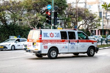 Tel Aviv, İsrail - 08 Mart 2022 Ambulans Coronavirus salgını sırasında Tel Aviv sokaklarından geçerek İsrail 'i vurdu