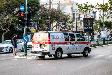 Tel Aviv, İsrail - 08 Mart 2022 Ambulans Coronavirus salgını sırasında Tel Aviv sokaklarından geçerek İsrail 'i vurdu
