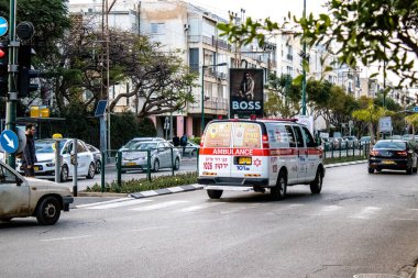 Tel Aviv, İsrail - 08 Mart 2022 Ambulans Coronavirus salgını sırasında Tel Aviv sokaklarından geçerek İsrail 'i vurdu
