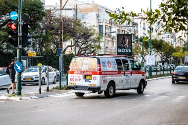 Tel Aviv, İsrail - 08 Mart 2022 Ambulans Coronavirus salgını sırasında Tel Aviv sokaklarından geçerek İsrail 'i vurdu