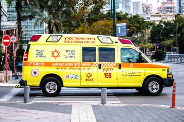 Tel Aviv, İsrail - 08 Mart 2022 Ambulans Coronavirus salgını sırasında Tel Aviv sokaklarından geçerek İsrail 'i vurdu
