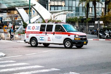 Tel Aviv, İsrail - 08 Mart 2022 Ambulans Coronavirus salgını sırasında Tel Aviv sokaklarından geçerek İsrail 'i vurdu