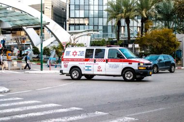 Tel Aviv, İsrail - 08 Mart 2022 Ambulans Coronavirus salgını sırasında Tel Aviv sokaklarından geçerek İsrail 'i vurdu