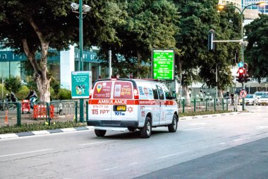 Tel Aviv, İsrail - 08 Mart 2022 Ambulans Coronavirus salgını sırasında Tel Aviv sokaklarından geçerek İsrail 'i vurdu